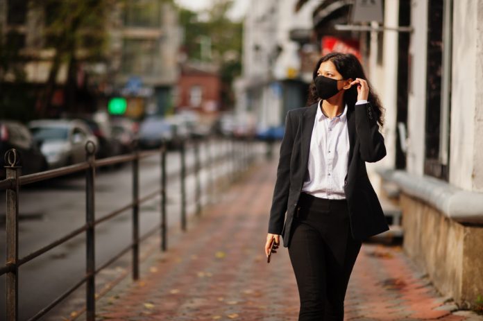 gorgeous-indian-woman-wear-formal-black-face-mask-posing-street-during-covid-pandemia-with-cellphone-hand